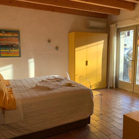 L'Isolo B&B E Case Vacanza Monzambano Exteriör bild